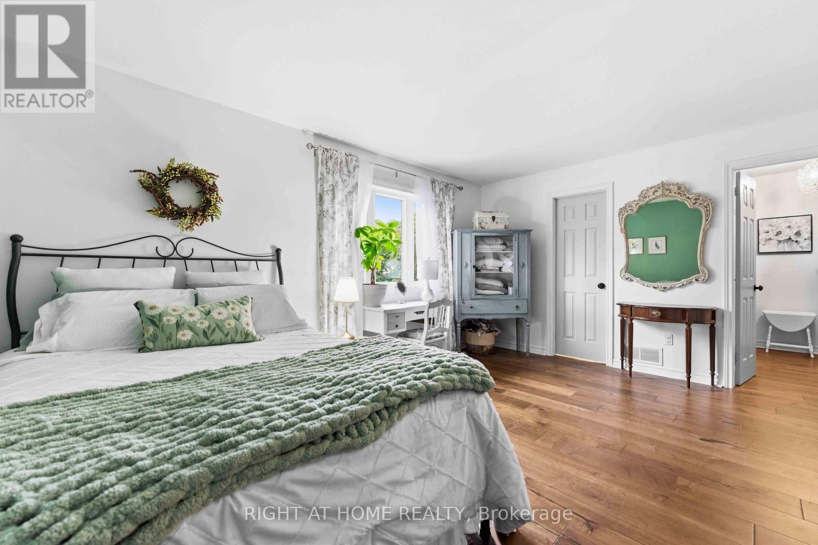 25 WATERTON CRESCENT - 27