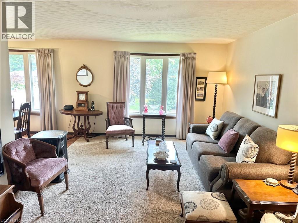 44 DOUGLAS Avenue - 5
