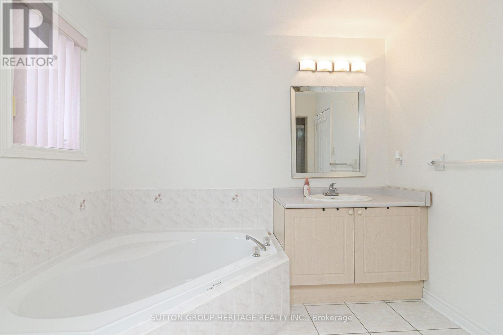 4 DIVINE DRIVE - Image 40