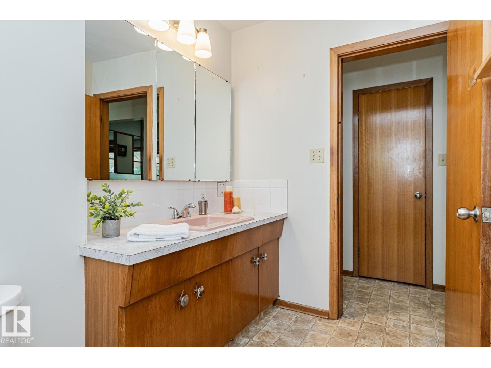 10726 70 AV NW - 31