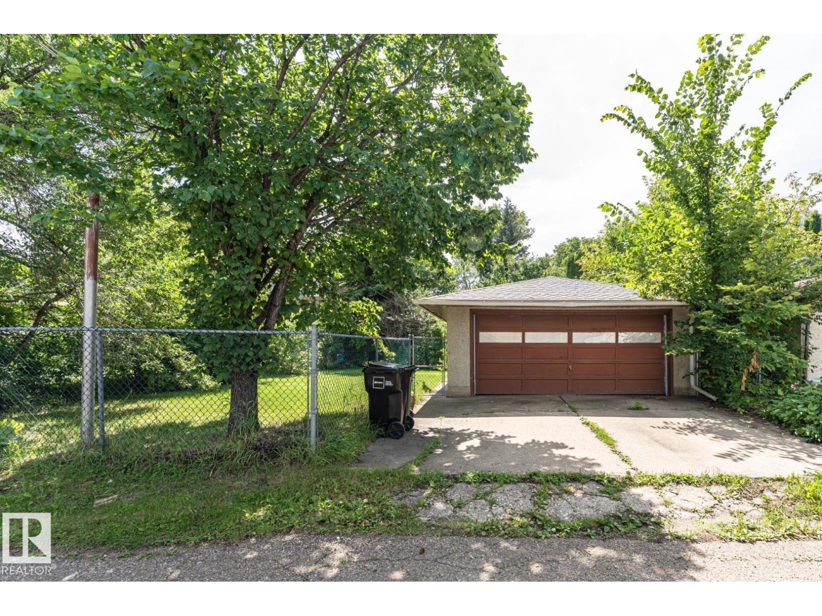 10726 70 AV NW - 55