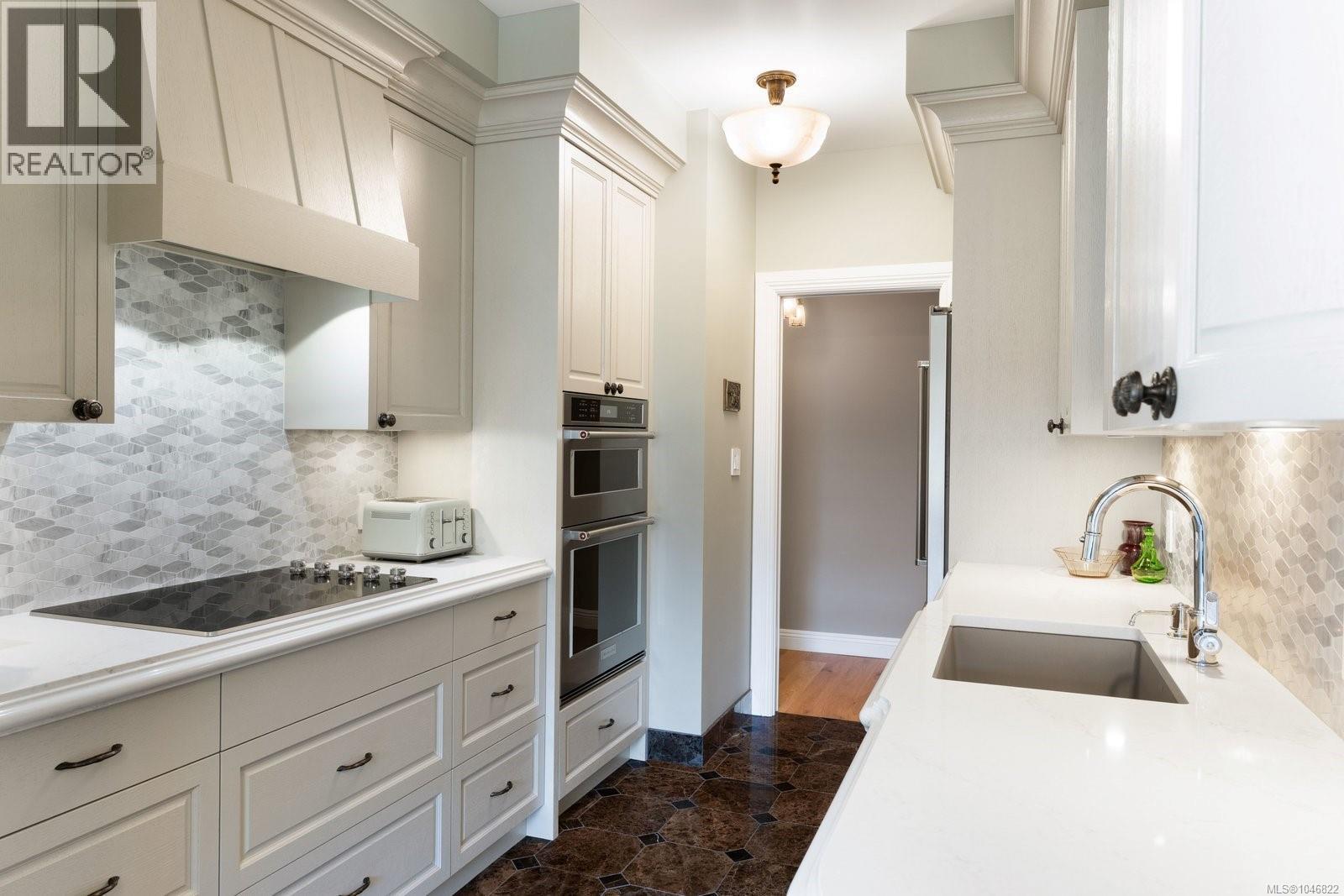 203 2277 Oak Bay Avenue, Oak Bay