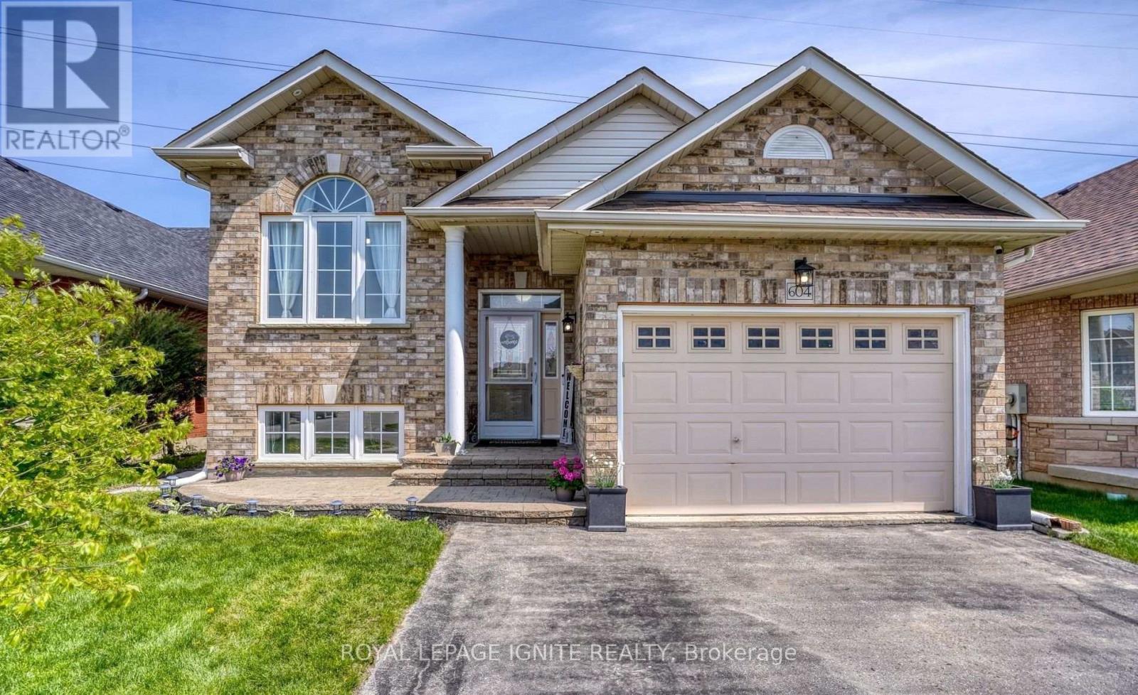 604 WOODMOUNT CRESCENT