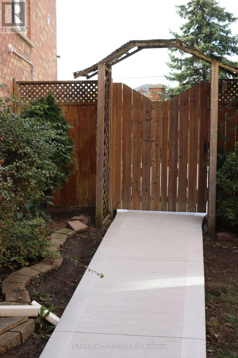 42 Brambirch Crescent, Brampton (Northwest Sandalwood Parkway), Ontario, L7A1V1, Brampton (Northwest Sandalwood Parkway), Ontario — photo 4 of 5