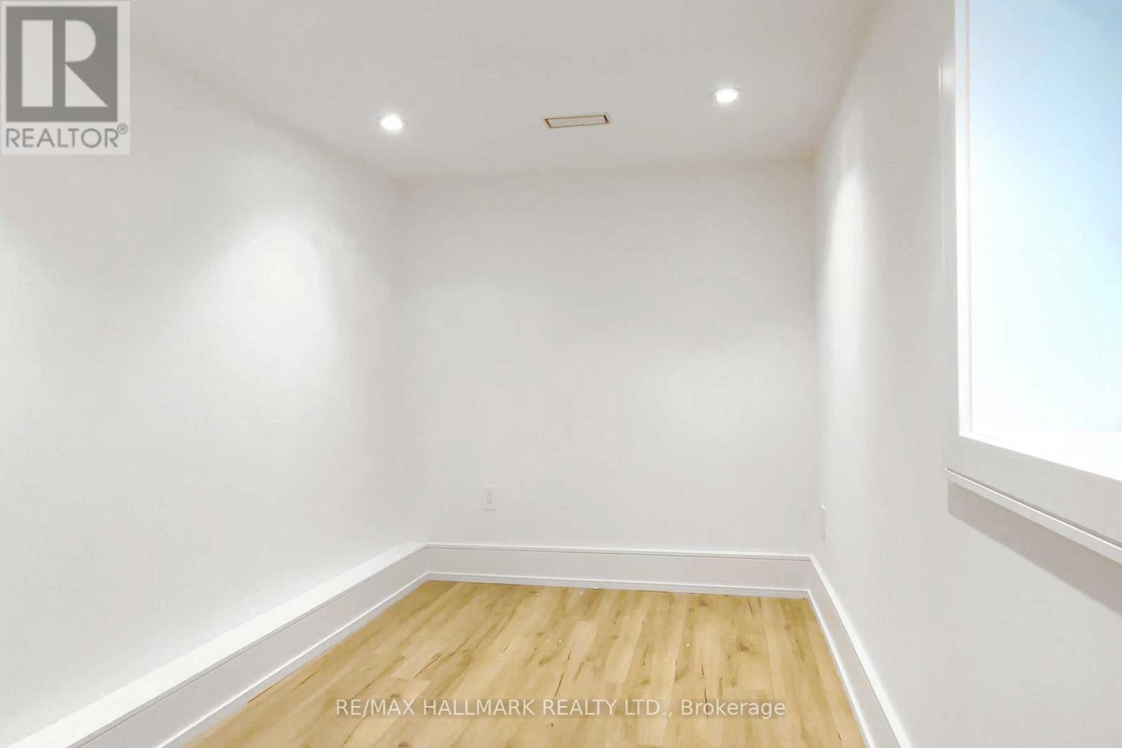 1 1/2 DELANEY CRESCENT - 27