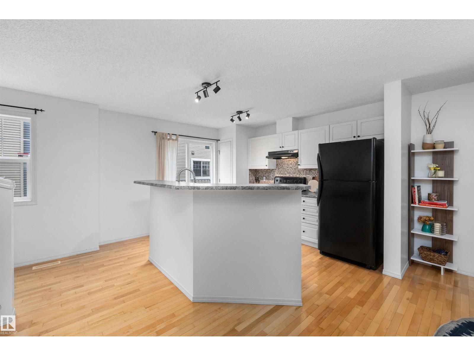 #83 8304 11 AV SW - 17