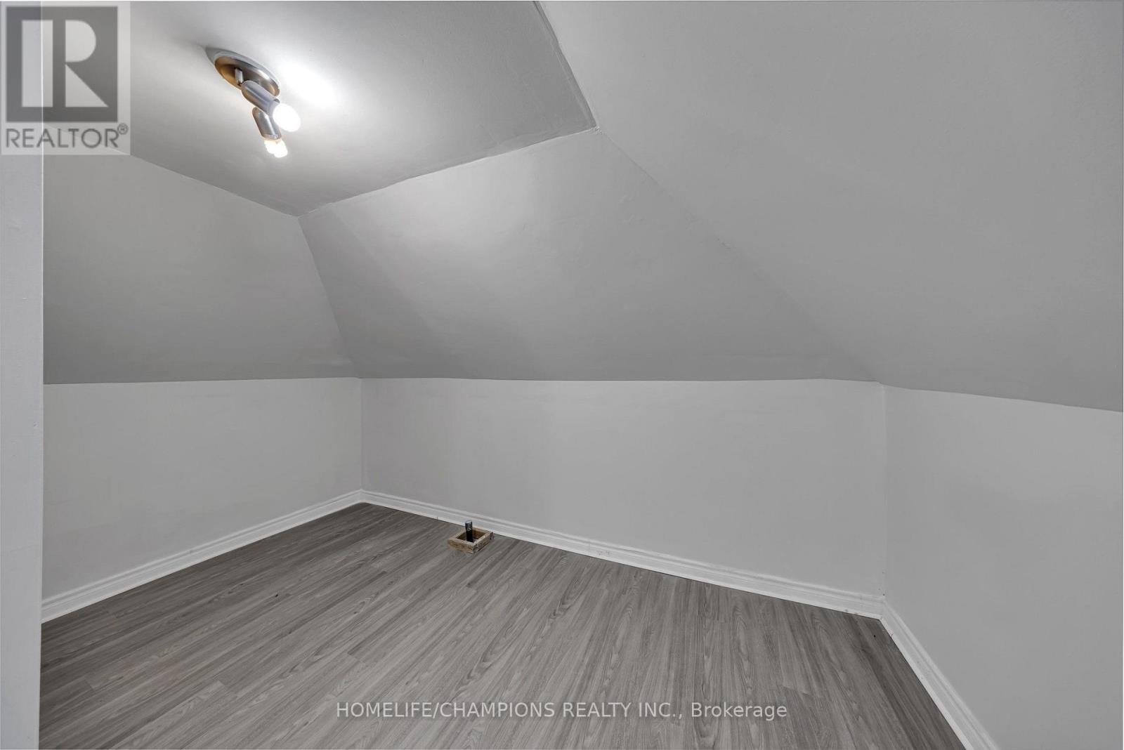 997 MOUNT ALBERT ROAD - Image 24
