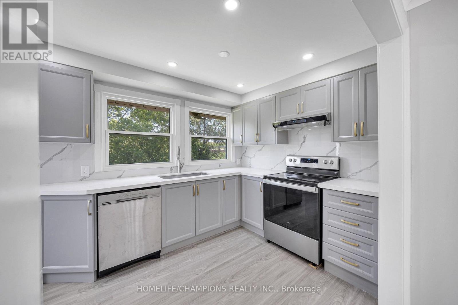 997 MOUNT ALBERT ROAD - Image 3