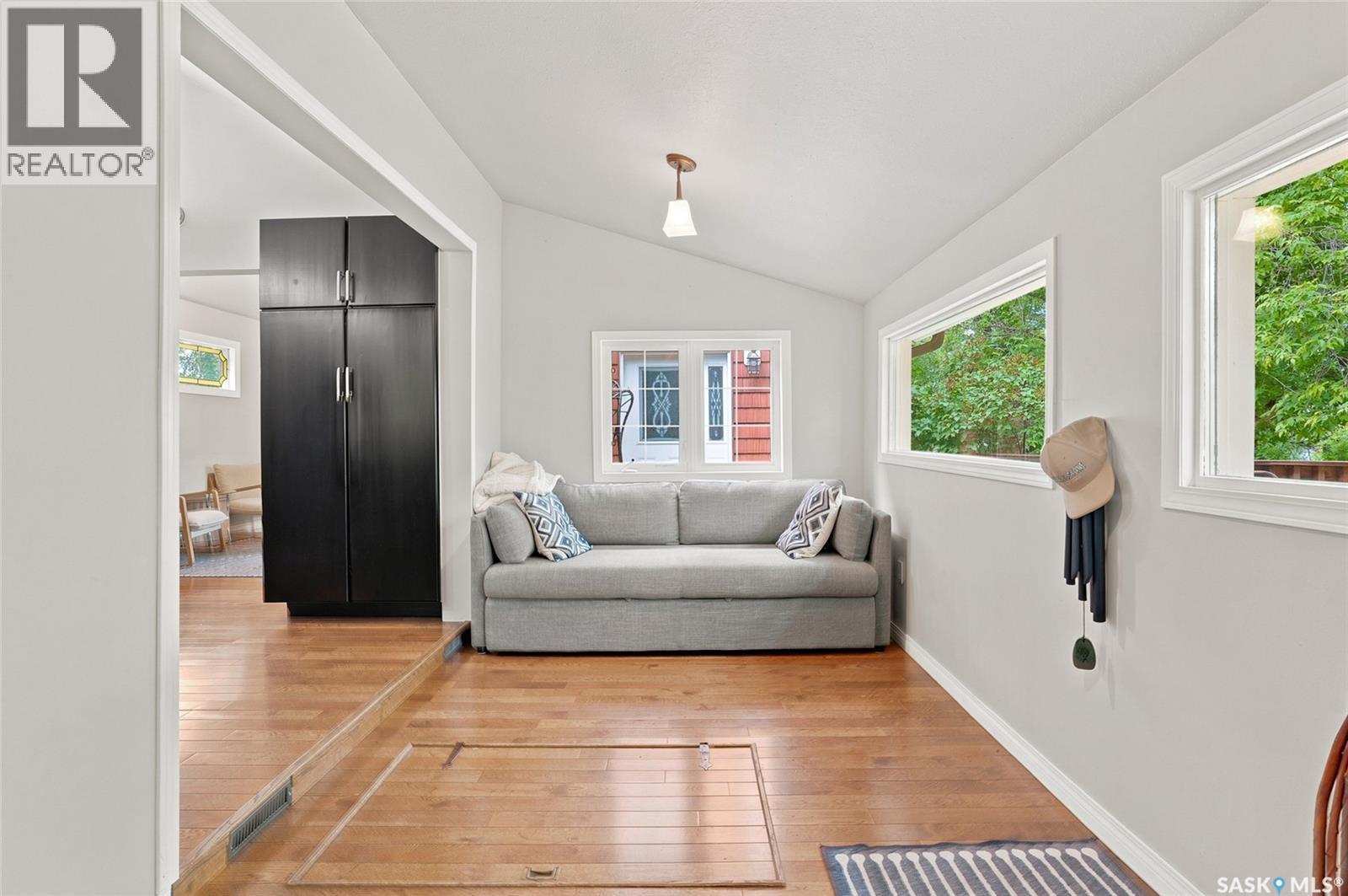 215 Regina STREET - 27
