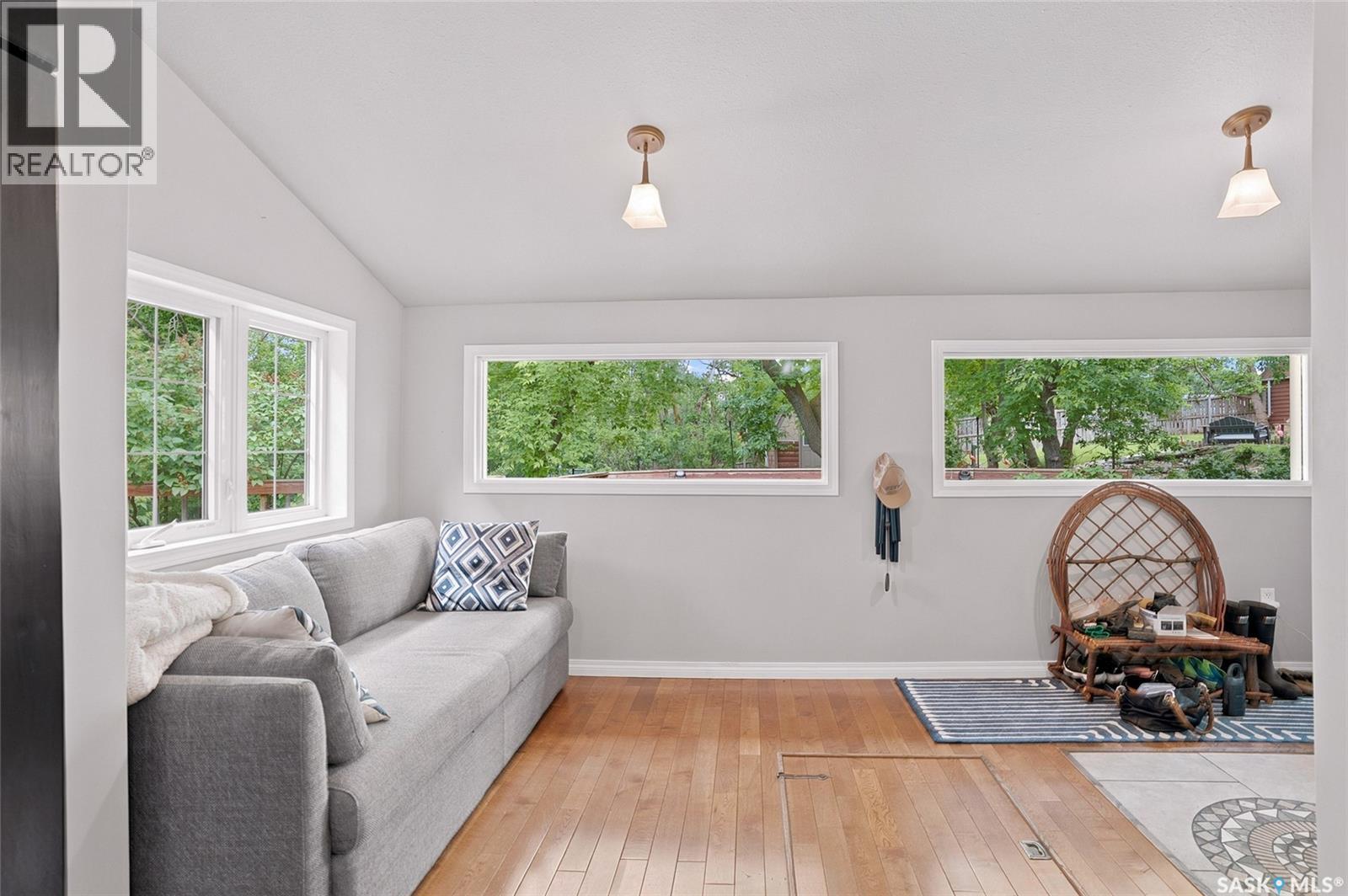 215 Regina STREET - 56