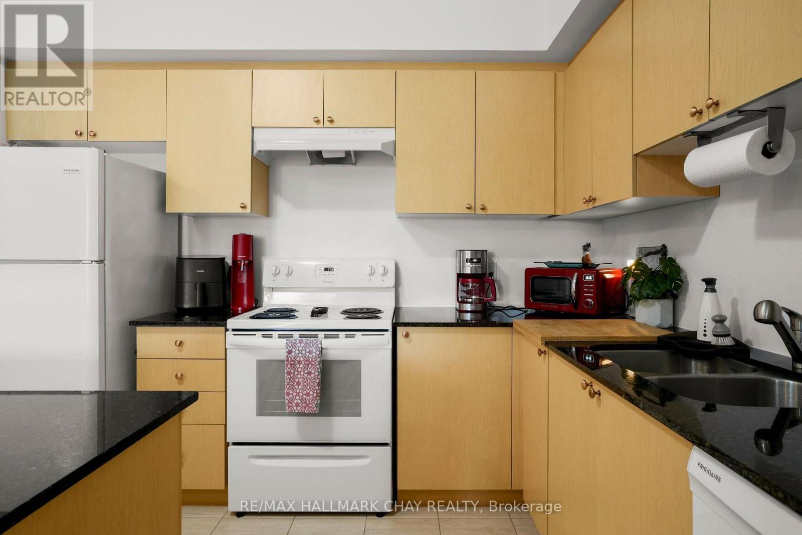 #404 157 WELLINGTON STREET E - Image 9