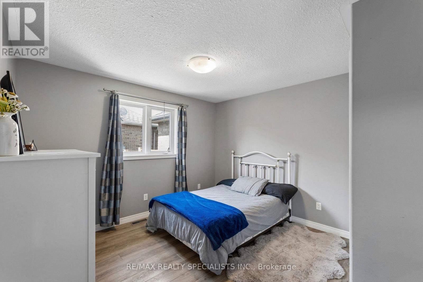 375 FAIRWAY ROAD - 18