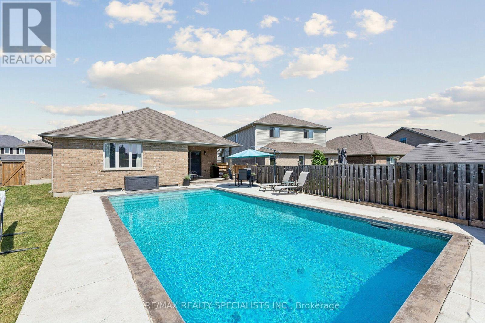 375 FAIRWAY ROAD - Image 32