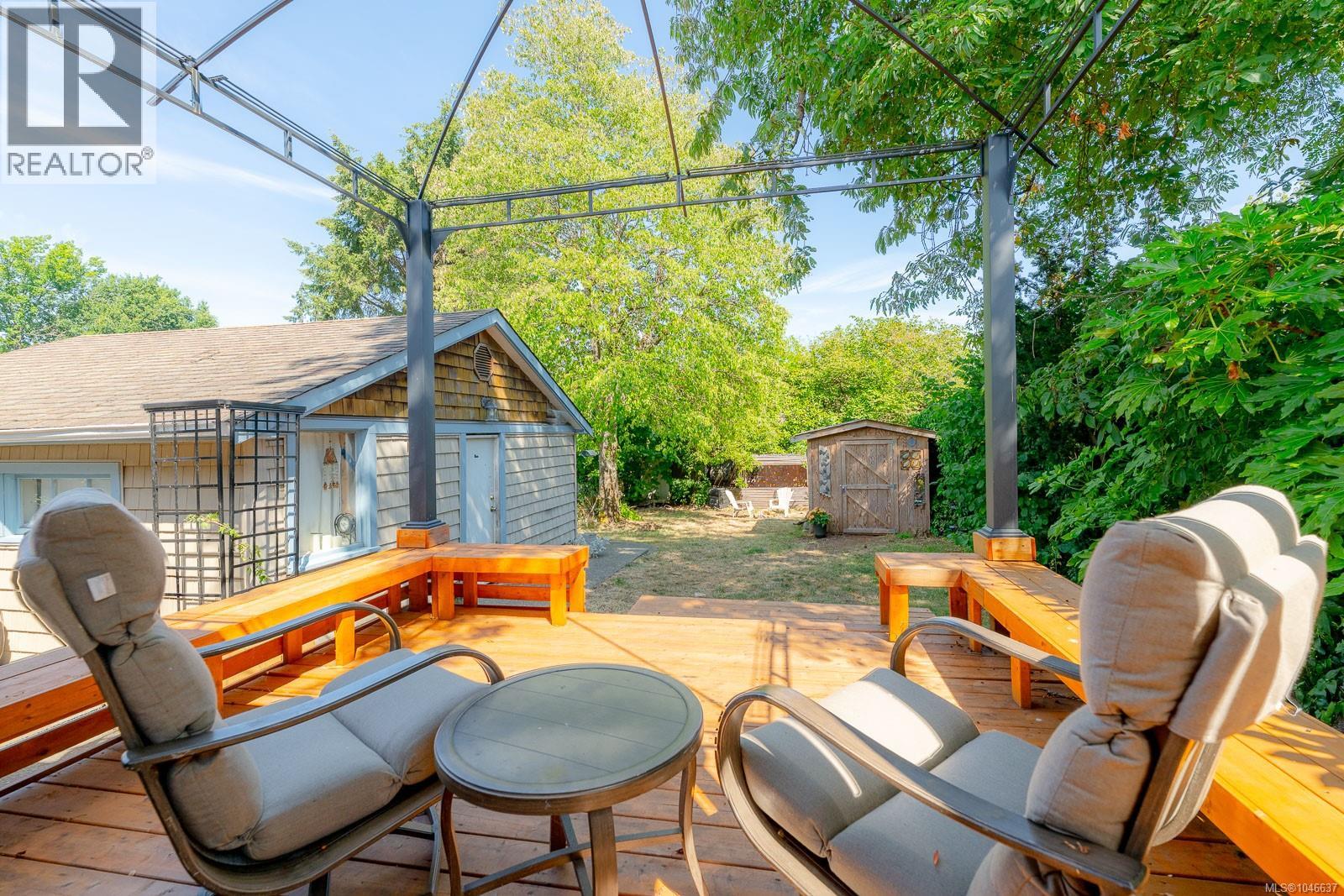 1316 Waddington Rd - Image 25