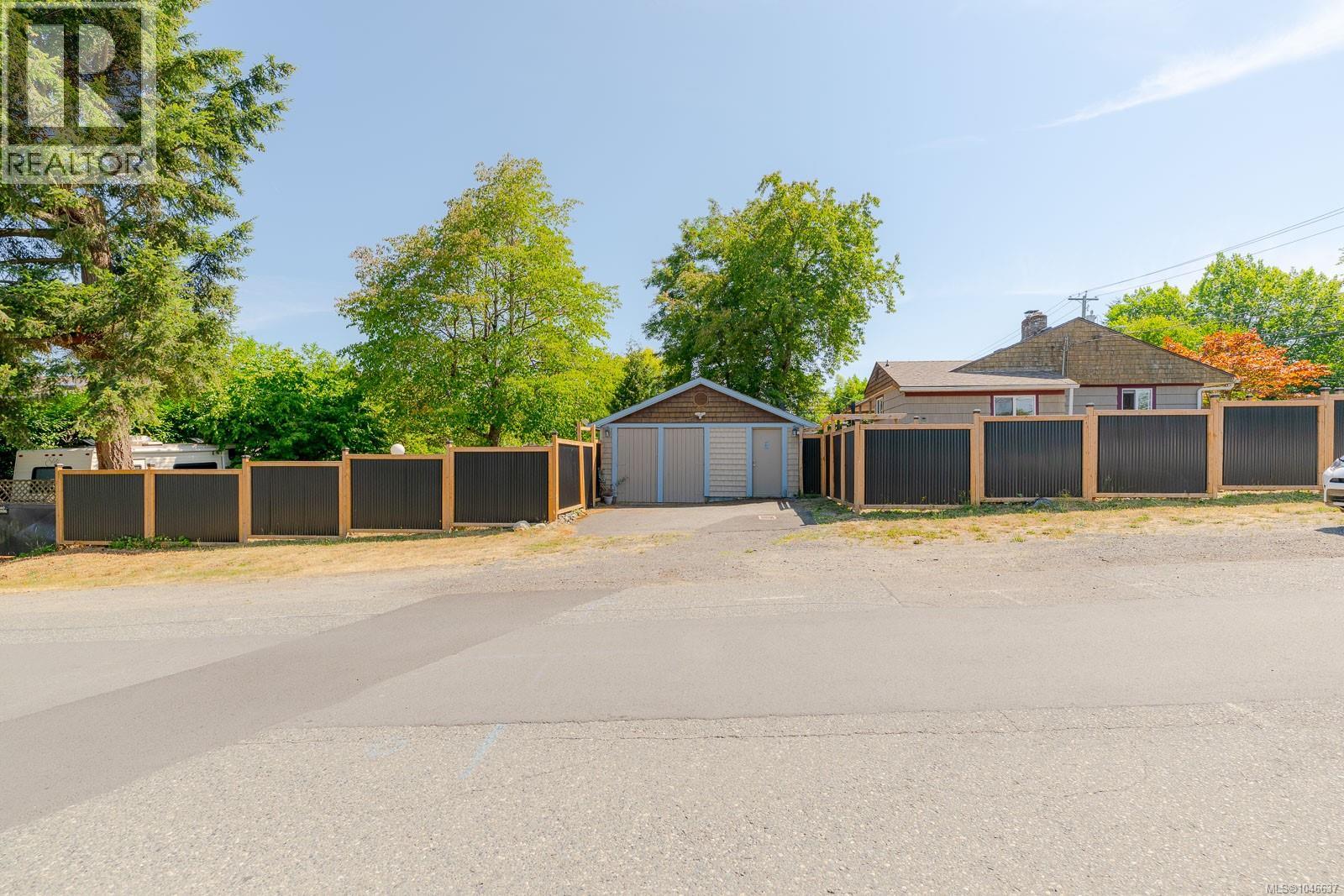 1316 Waddington Rd - 33