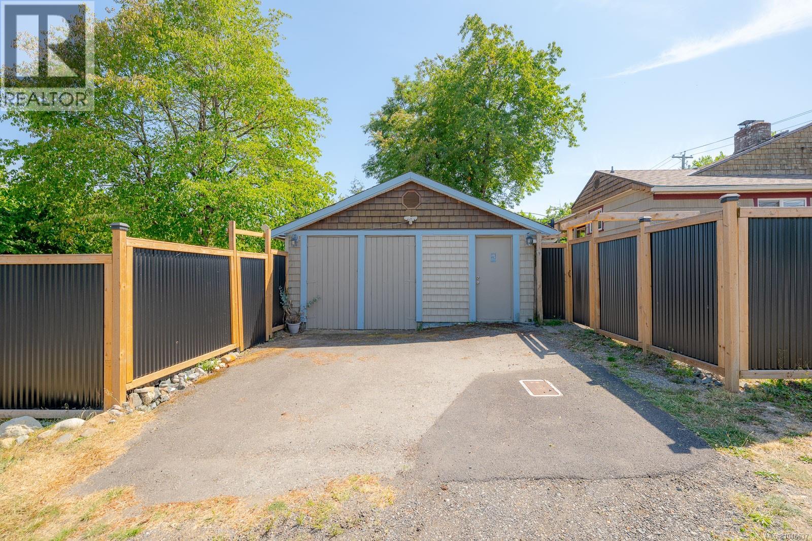 1316 Waddington Rd - Image 34