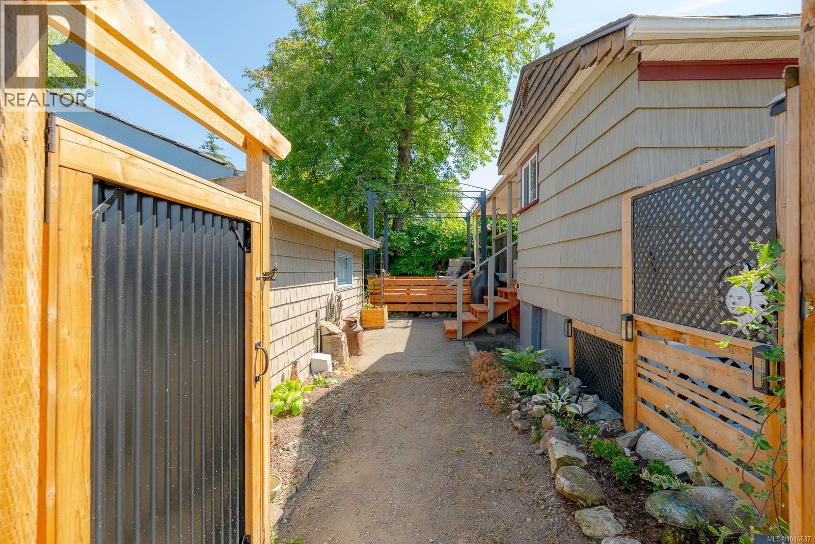 1316 Waddington Rd - Image 38