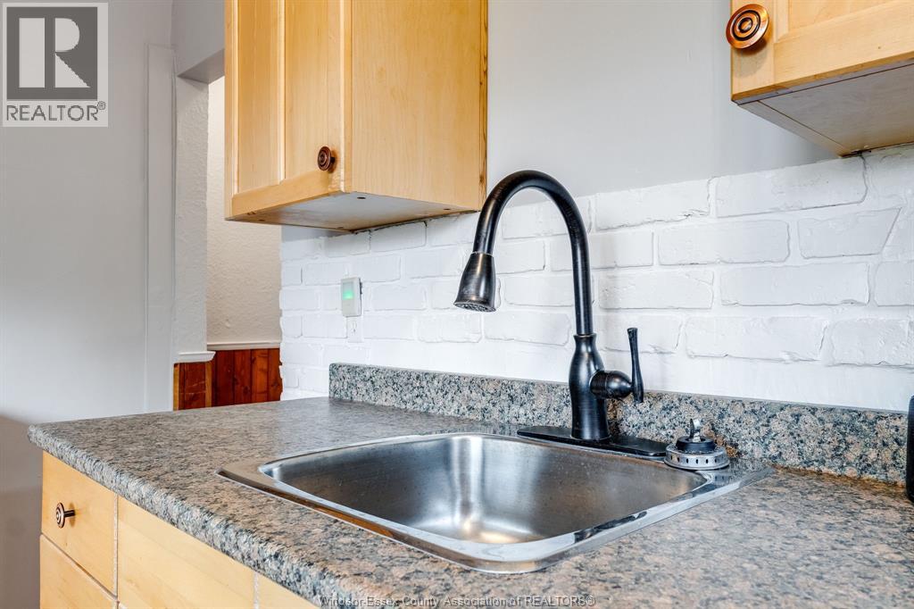 1563 Albert ROAD - 9