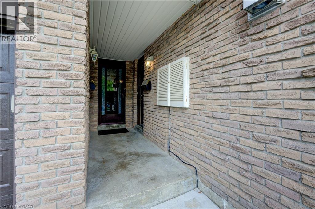19 HILLBROOK Crescent — photo 3
