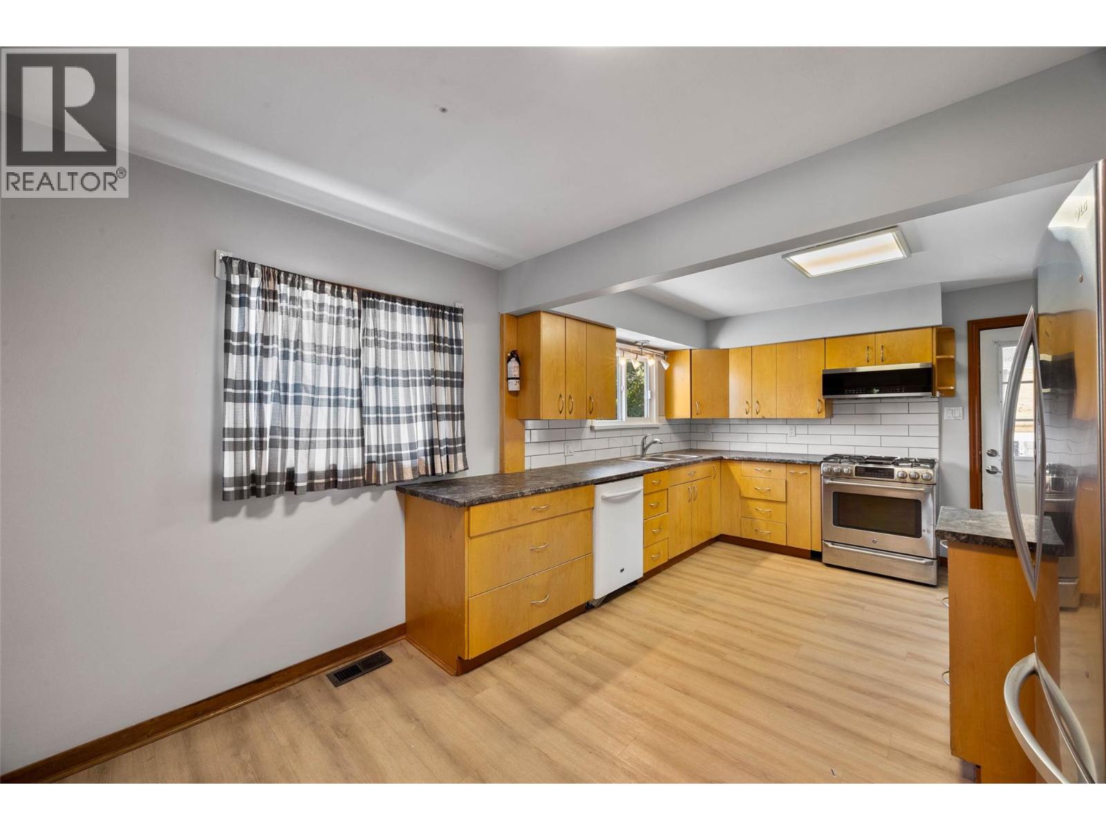 875 SURREY Avenue - 9