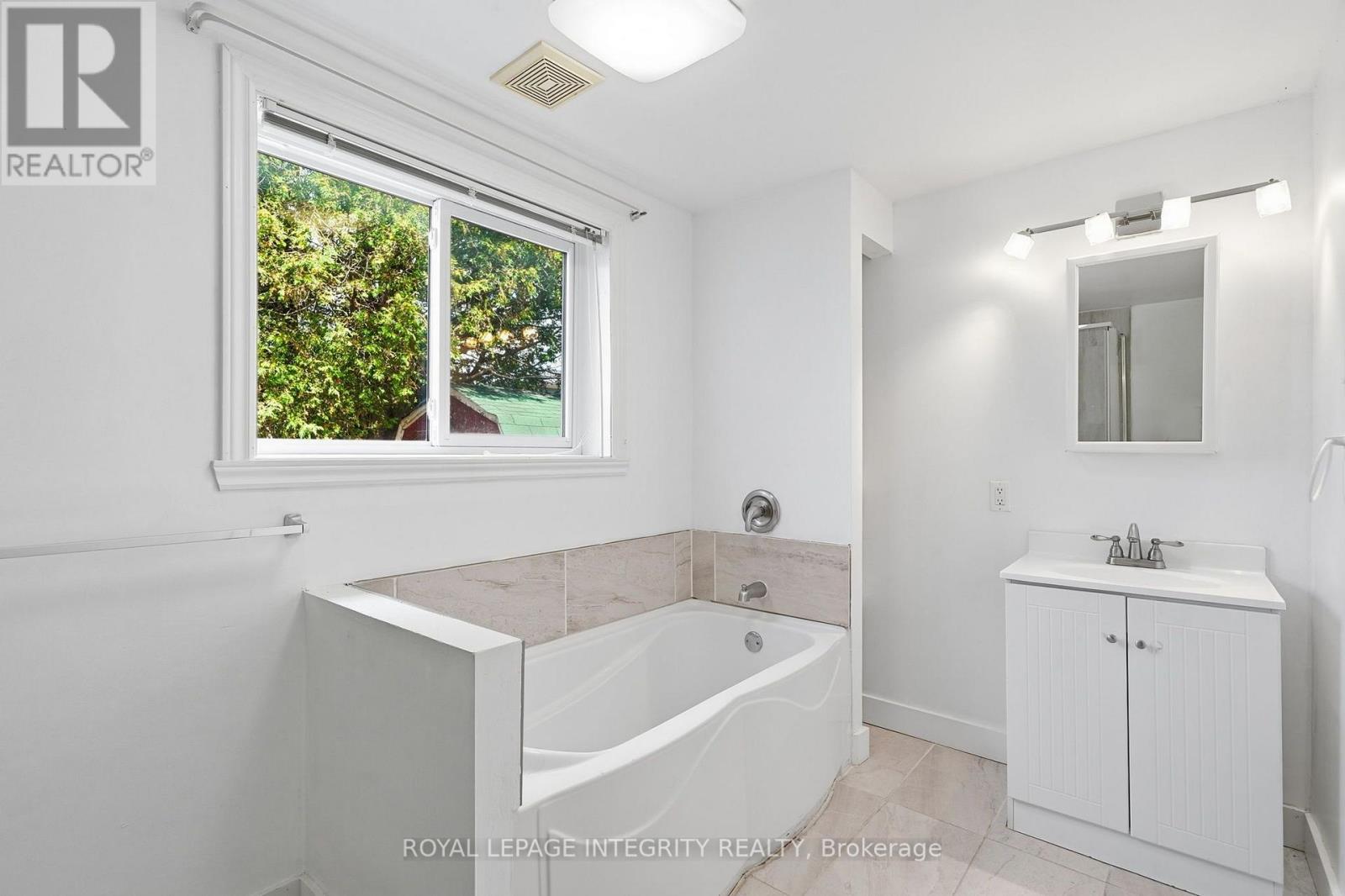 263 BERTHA STREET - 16