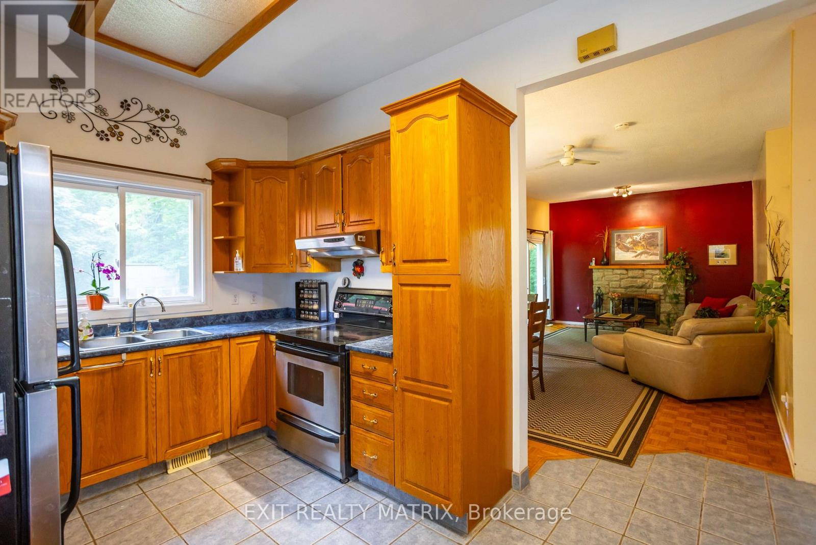 2174 DES PINS STREET - Image 14