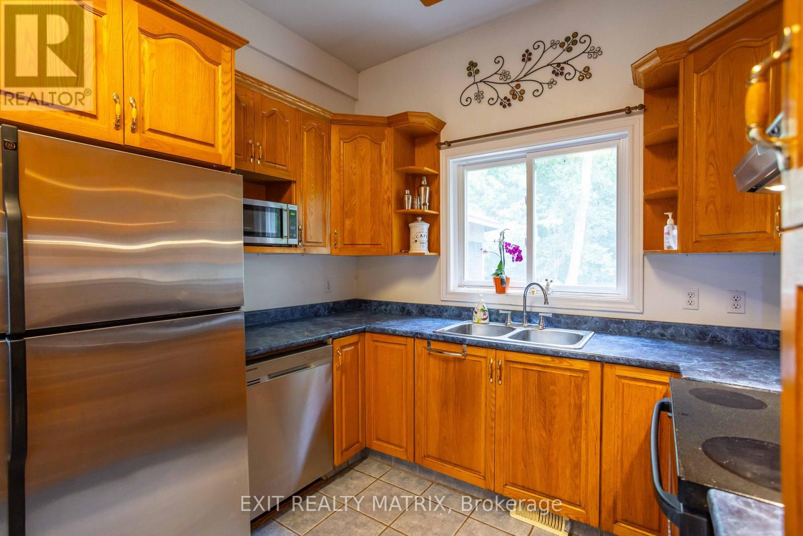 2174 DES PINS STREET - Image 15