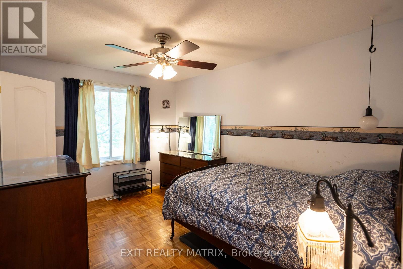 2174 DES PINS STREET - Image 17