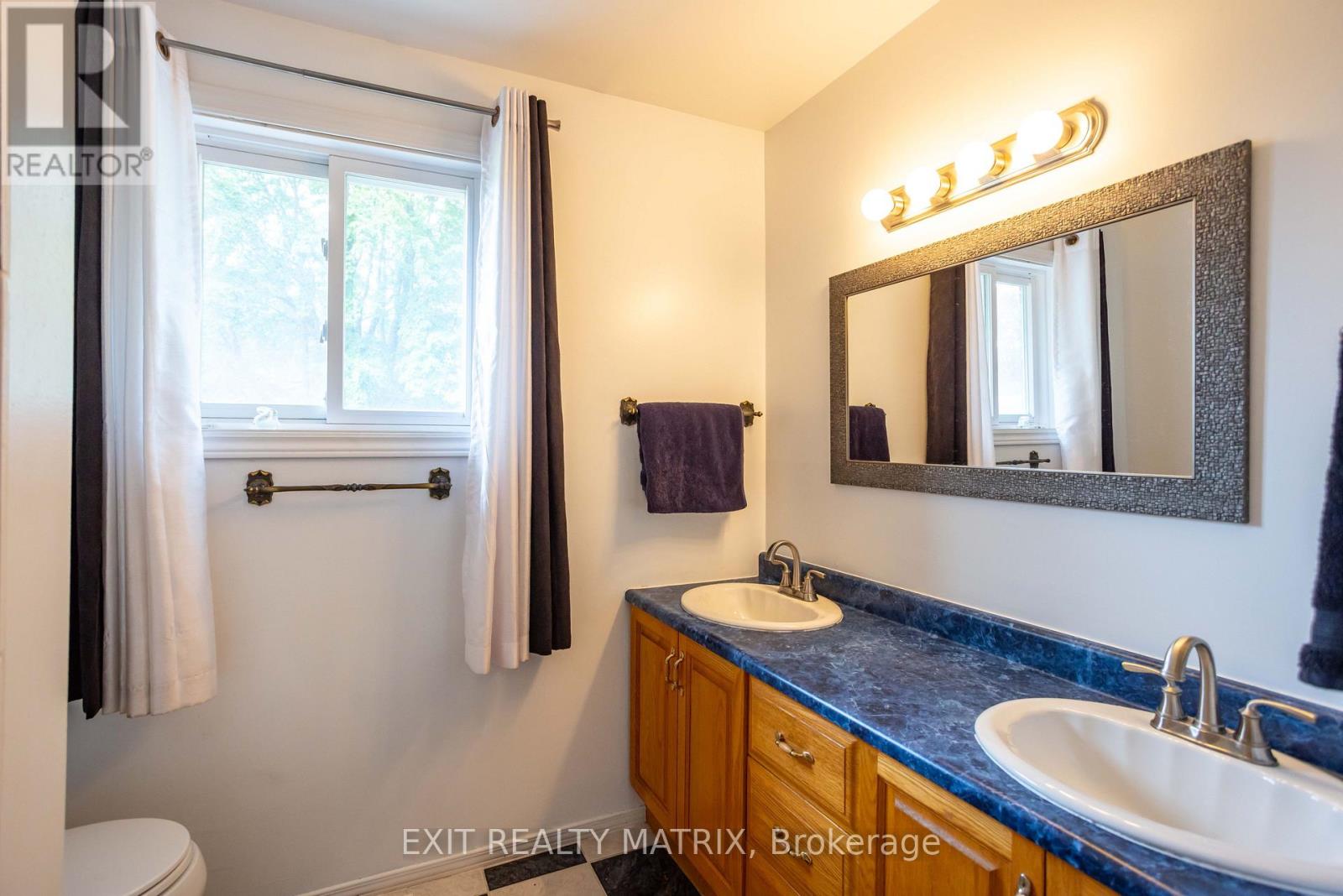 2174 DES PINS STREET - Image 24