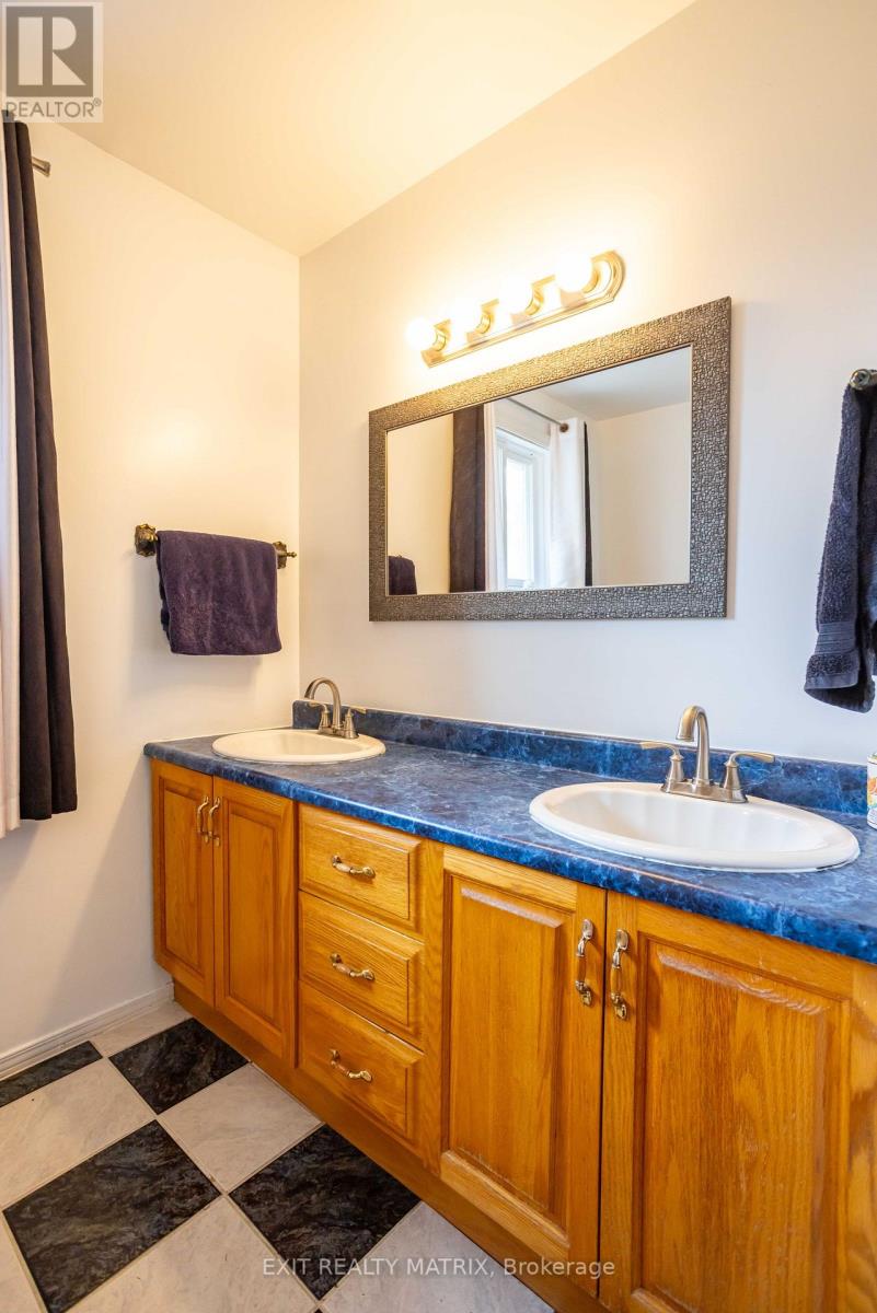 2174 DES PINS STREET - Image 25