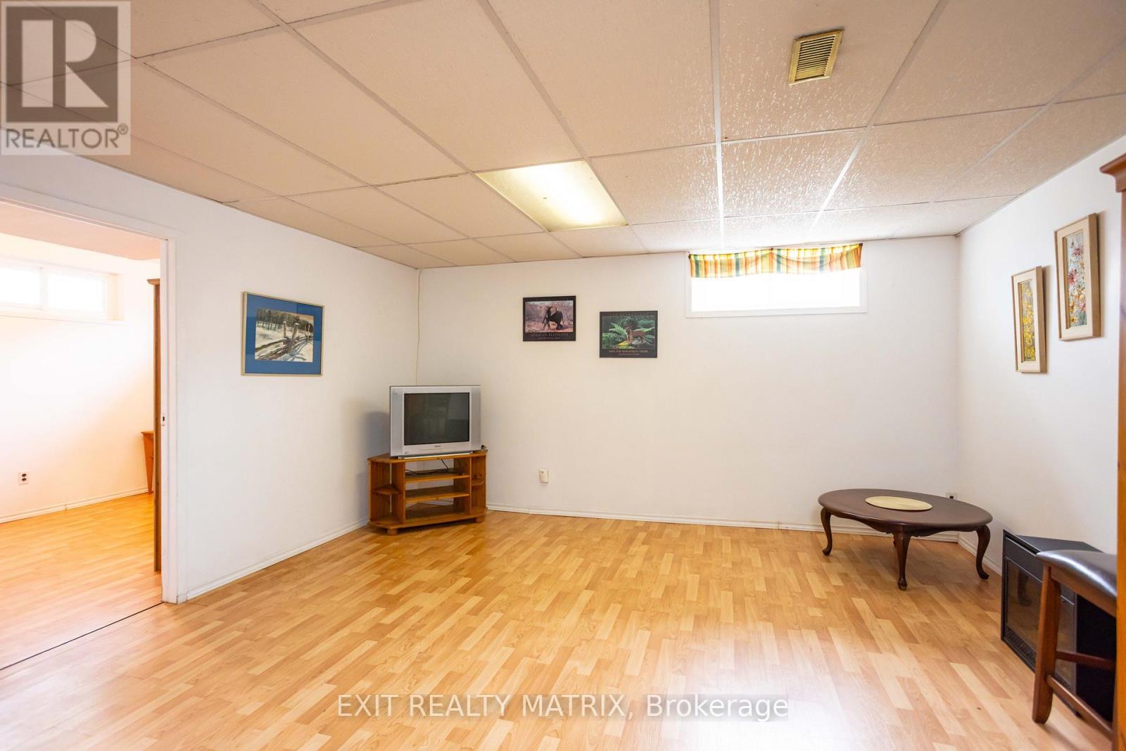 2174 DES PINS STREET - Image 29