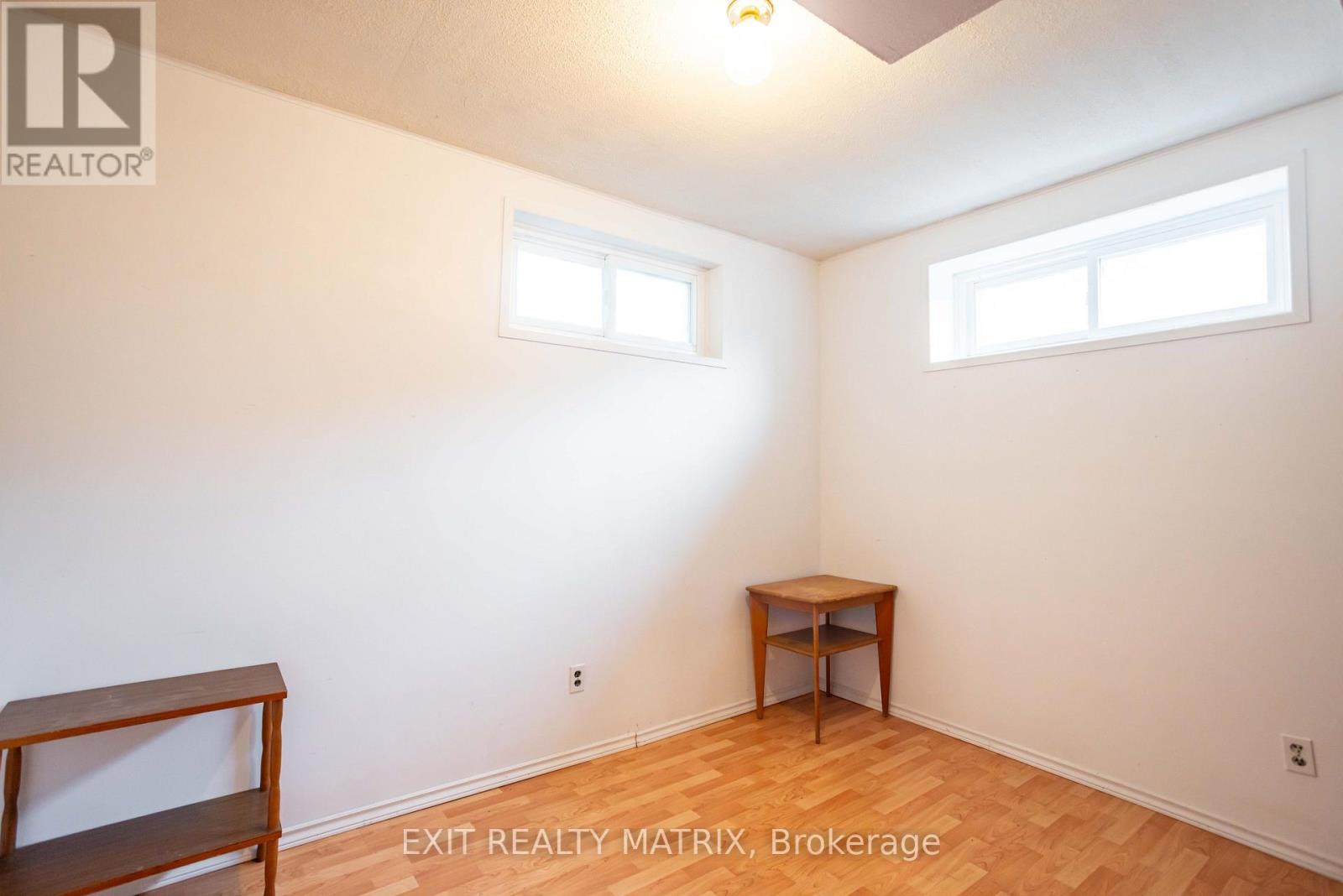2174 DES PINS STREET - Image 31
