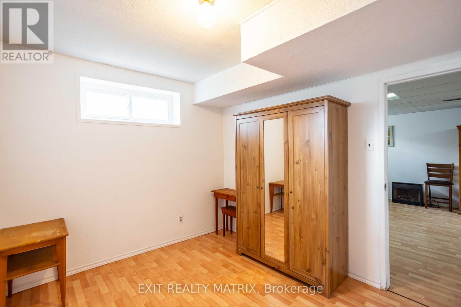 2174 DES PINS STREET - Image 32
