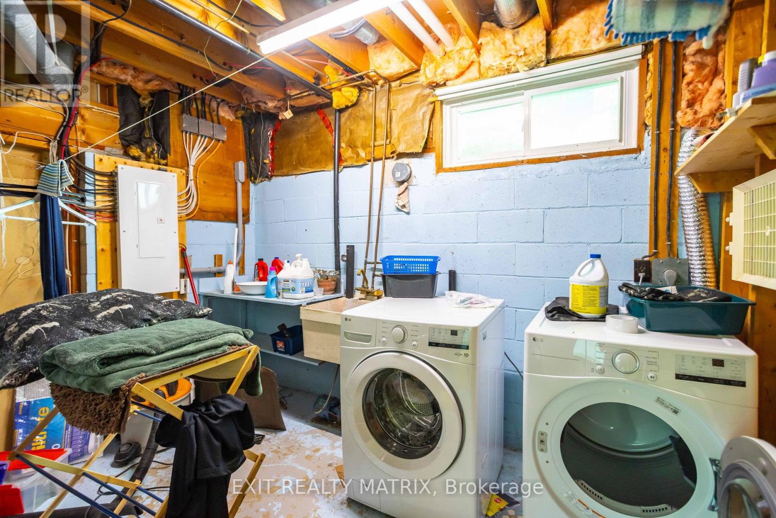 2174 DES PINS STREET - Image 33