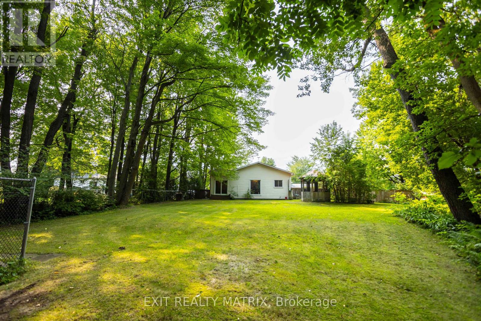 2174 DES PINS STREET - Image 35