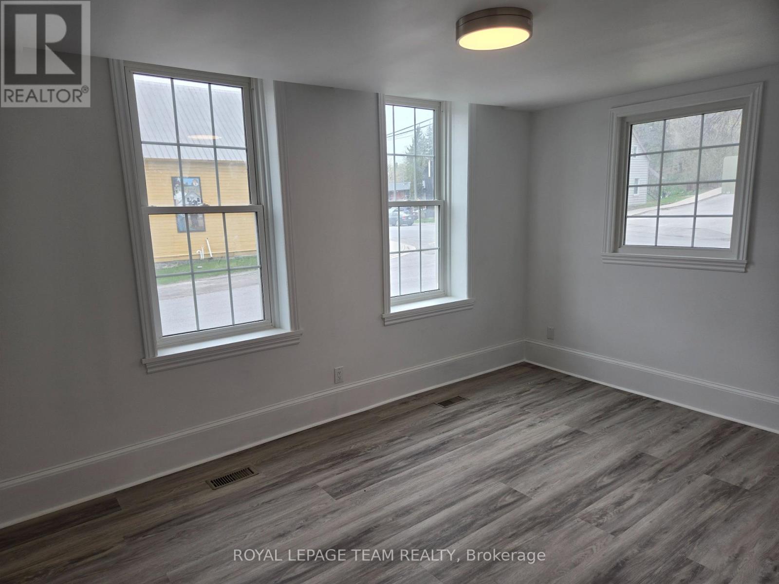 106 RENFREW STREET S - Image 16