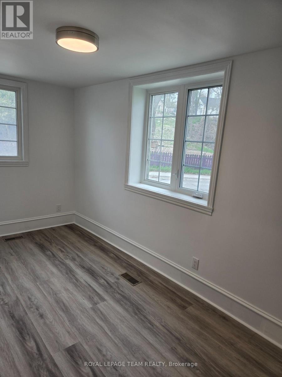 106 RENFREW STREET S - 18