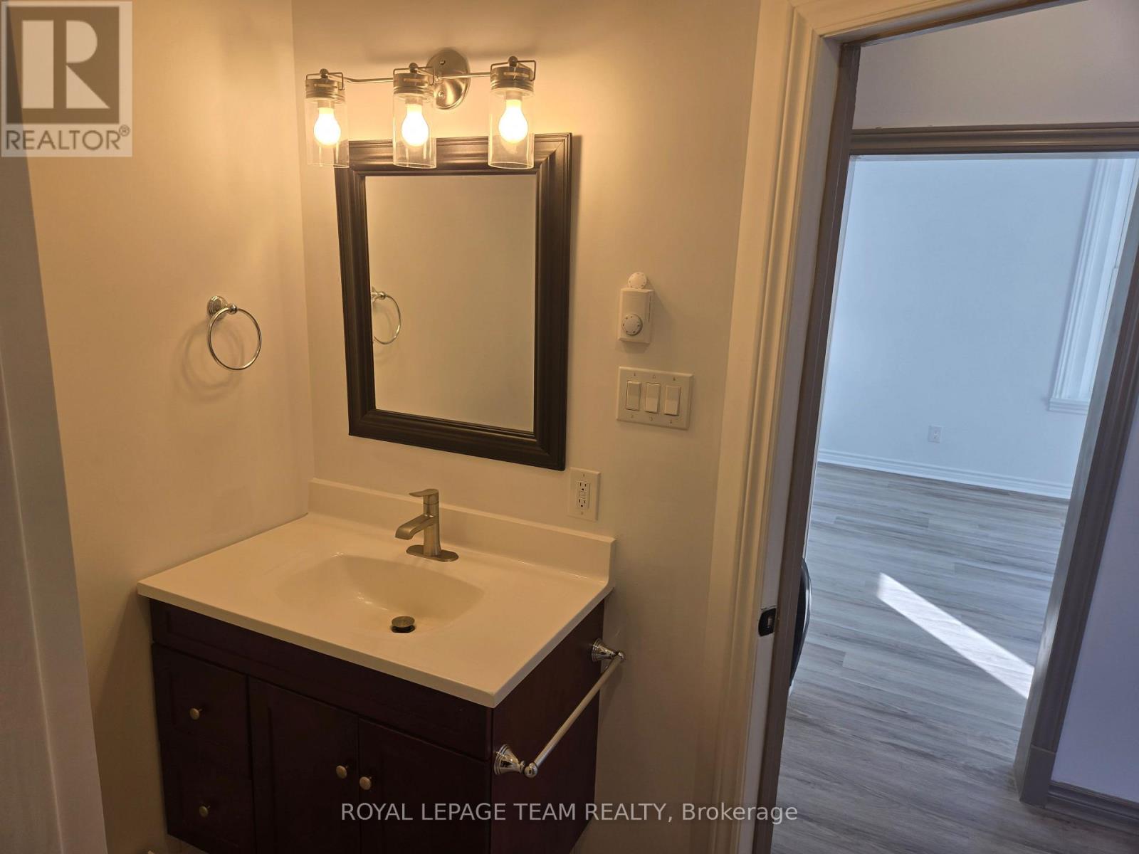 106 RENFREW STREET S - 27
