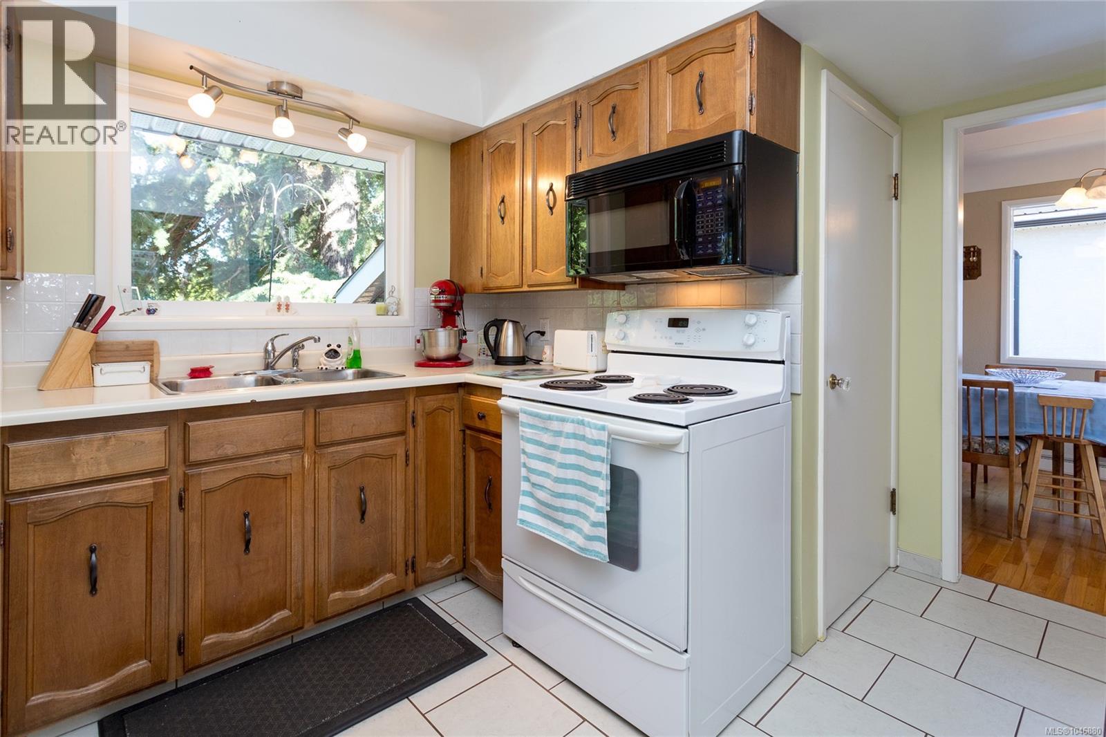  3856 Diamond Street, Saanich