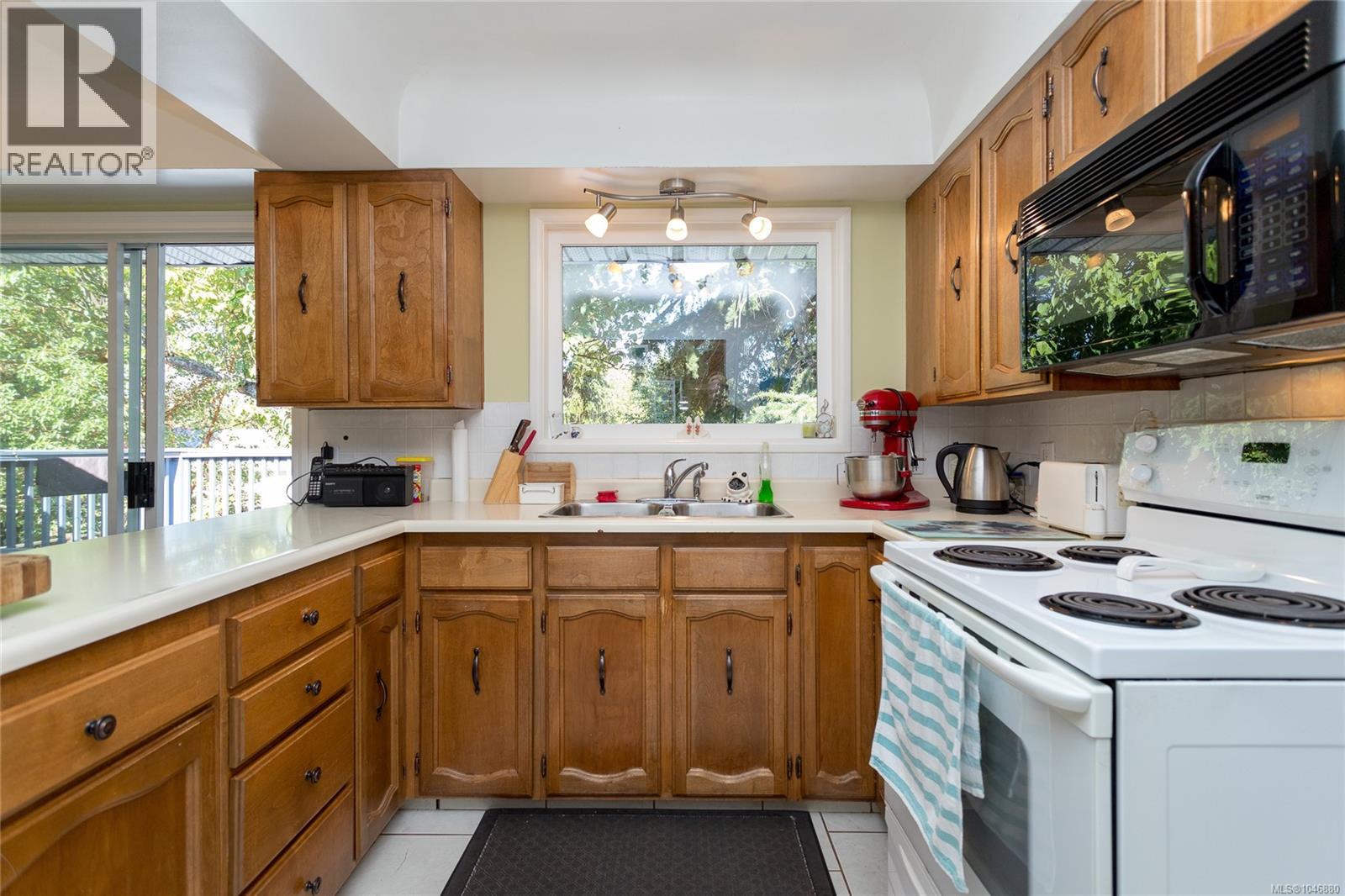  3856 Diamond Street, Saanich