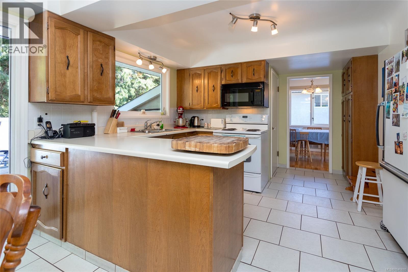  3856 Diamond Street, Saanich