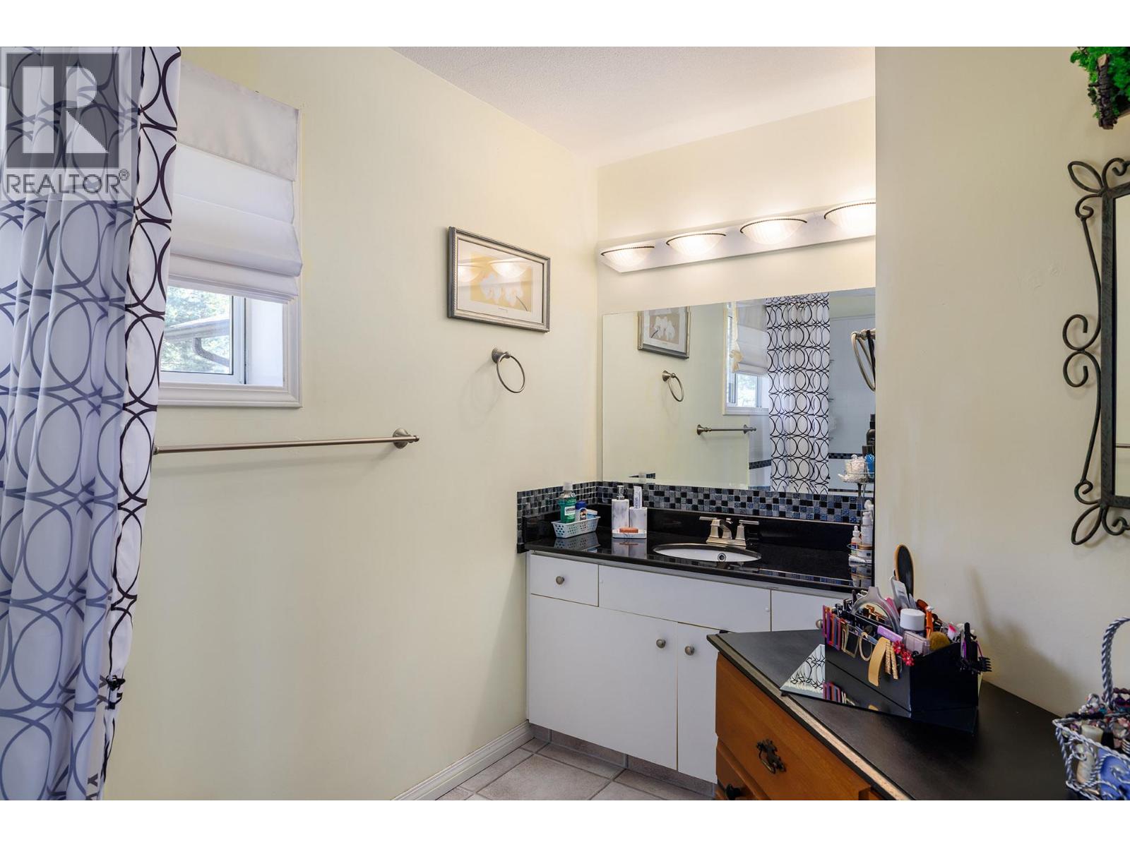 5687 Somerset Avenue, Peachland