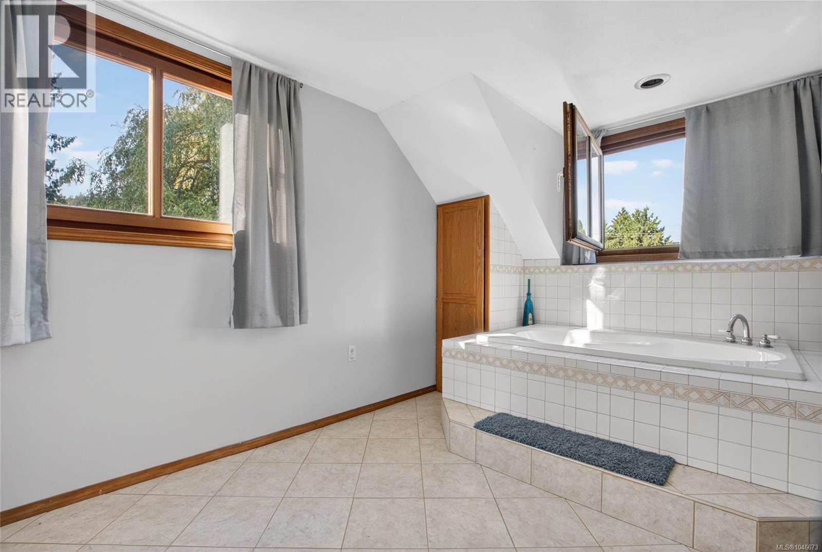 1038 Redcap St - 35