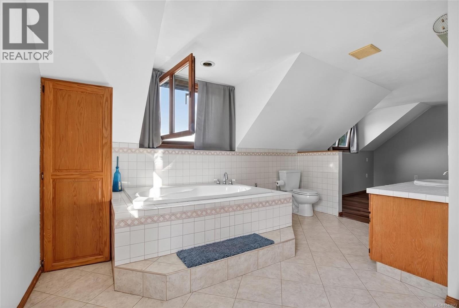 1038 Redcap St - Image 36