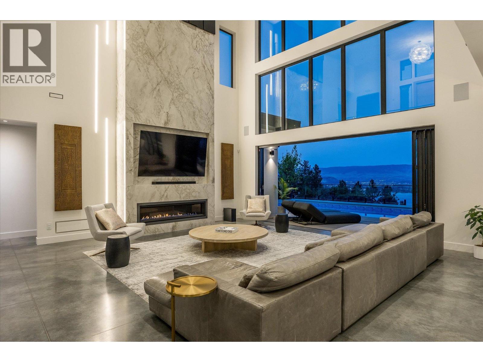 692 Lake Court, West Kelowna