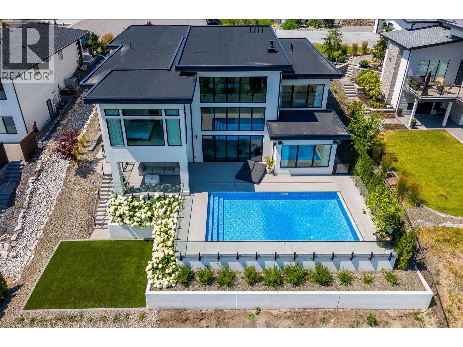 692 Lake Court, West Kelowna