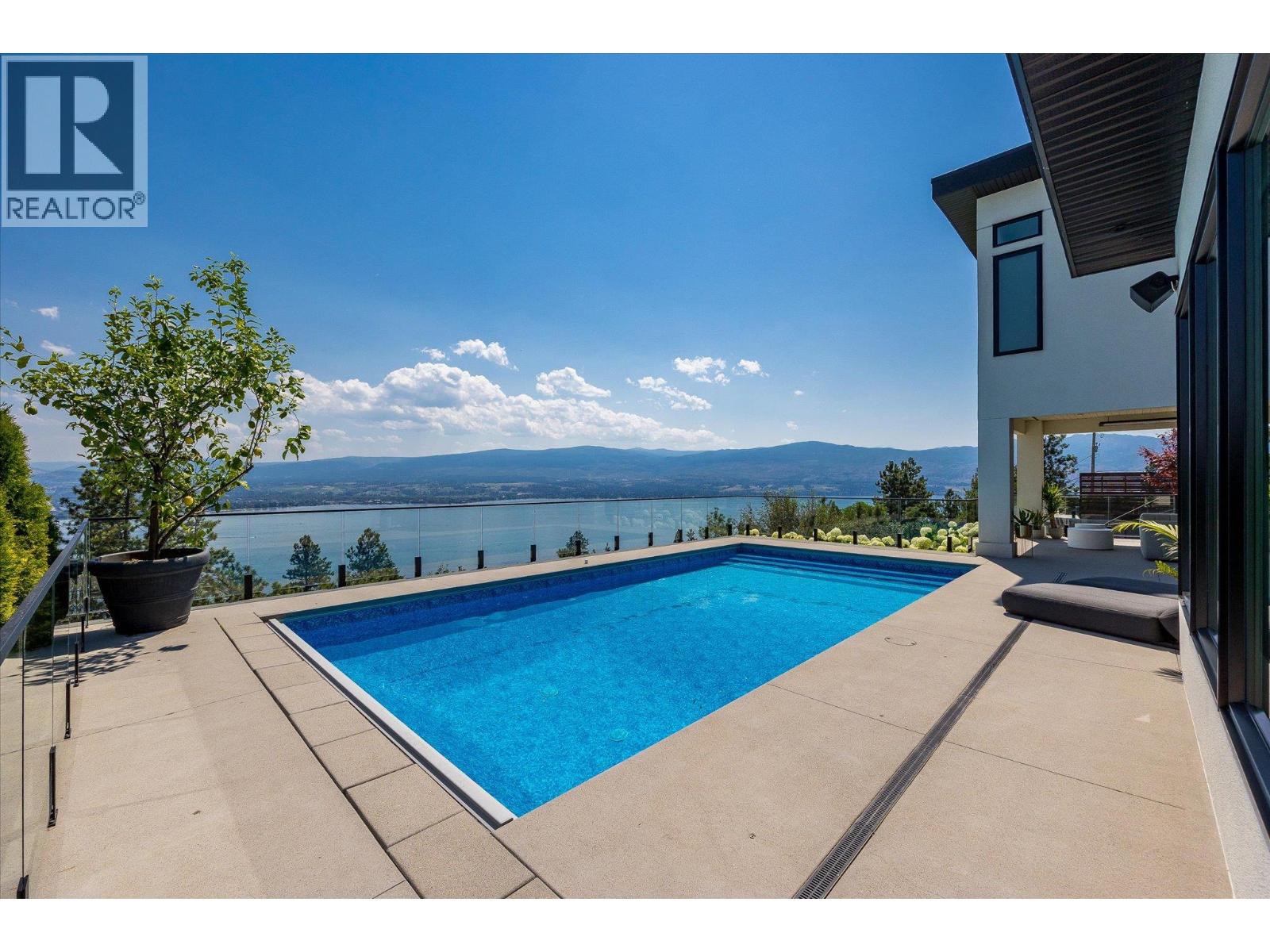 692 Lake Court, West Kelowna