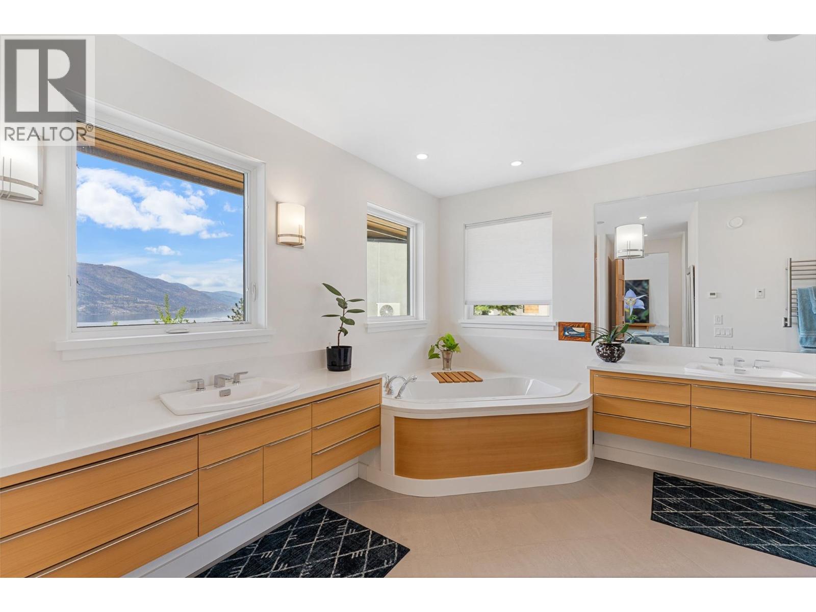 328 Lochview Road, Kelowna