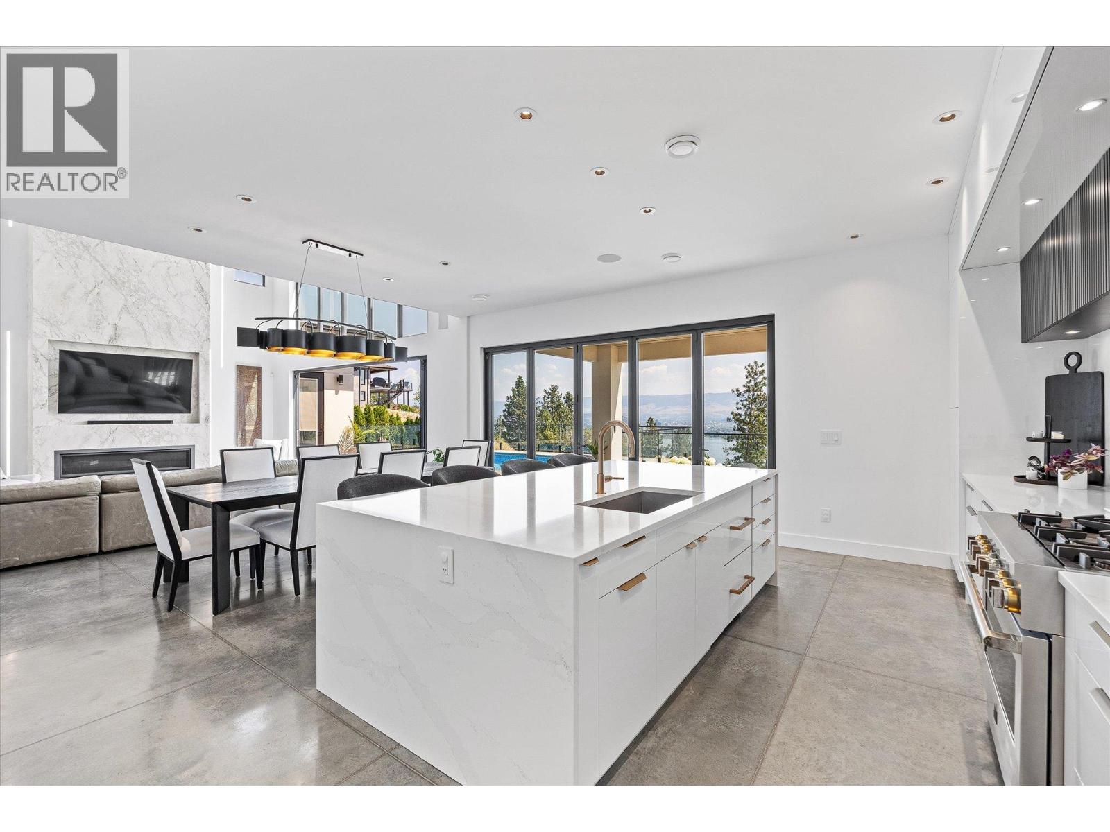 692 Lake Court, West Kelowna