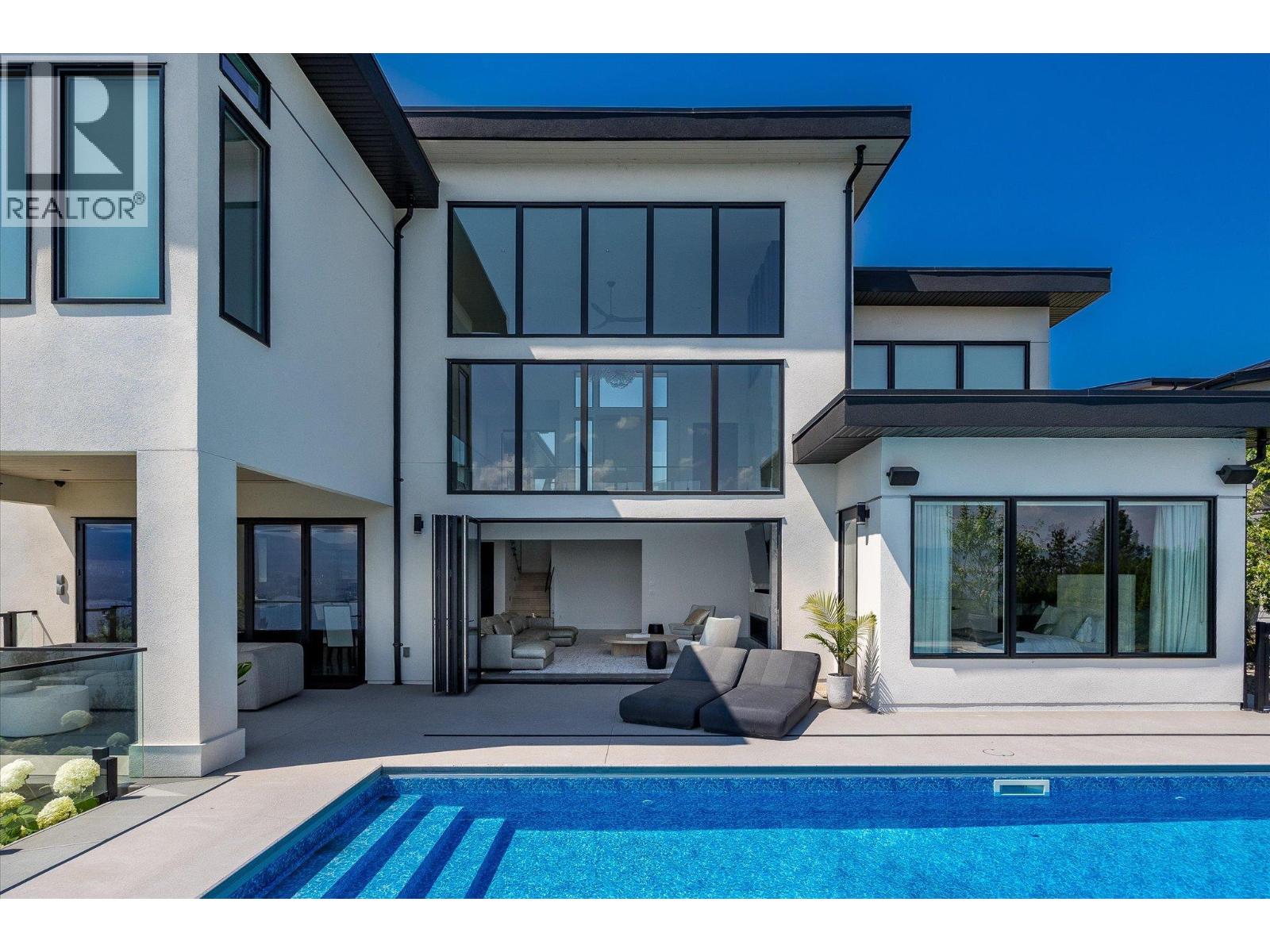 692 Lake Court, West Kelowna